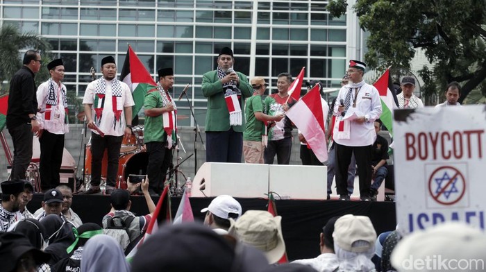 Protes Global di Jakarta, Massa Sebut Pemimpin Israel sebagai Penjahat Perang Sekitar dua juta orang hadir dalam unjuk rasa di depan Kedubes AS, Monas, hingga Bundaran Hotel Indonesia. Mereka menuntut penghentian genosida di Jalur Gaza, Palestina.
