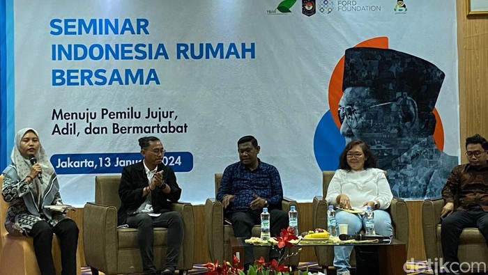 Putri Presiden ke-4 RI Abdurrahman Wahid (Gus Dur), Anita Wahid (ketiga dari kiri), menyoroti kondisi demokrasi di Indonesia. Menurutnya, demokrasi di RI menurun sejak 2019. (Tina S/detikcom)