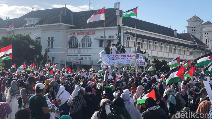 Ratusan massa memadati Nol Kilometer Kota Jogja pagi ini memperingati 100 hari serangan di Gaza, Sabtu (13/1/2024).
