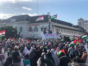 Massa Gelar Aksi di Titik Nol Jogja, Kecam 100 Hari Serangan ke Gaza