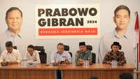 Wakil Komandan Golf TKN, Gojali Harahap bersama Relawan Sahabat Ganjar Pranowo dan Aktivis Turun Tangan (Relawan Pendukung AMIN) saat menggelar jumpa pers di Media Center TKN, Jakarta, Jumat (12/1/2024).