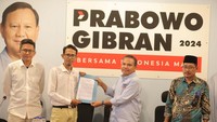 Relawan Sahabat Ganjar Pranowo dan Aktivis Turun Tangan (Relawan Pendukung AMIN) menyatakan mendukung pasangan calon Capres-Cawapres Prabowo-Gibran pada pemilu 2024 mendatang.