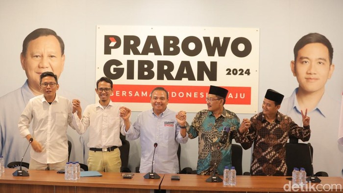 Relawan Turun Tangan pendukung Anies-Muhaimin dan Sahabat Ganjar Pranowo (SGP) mengumumkan kini mendukung Prabowo-Gibran di Pilpres 2024 (Firda/detikcom)