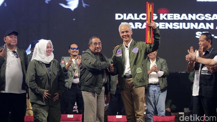 Ribuan Pensiunan PNS Dukung Ganjar-Mahfud Ganjar Pranowo bertemu 10 ribu pensiunan ASN, termasuk TNI, Polri, guru, dan mantan karyawan Pemprov/Kabupaten/Kota. Pertemuan itu berlangsung di Surabaya, Sabtu (13/1).