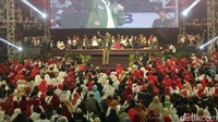 Ganjar menyampaikan orasinya di hadapan massa.
