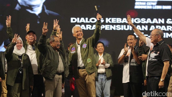 Ganjar Pranowo bertemu 10 ribu pensiunan ASN, termasuk  TNI, Polri, guru, dan mantan karyawan Pemprov/Kabupaten/Kota. Pertemuan itu berlangsung di Surabaya, Sabtu (13/1).