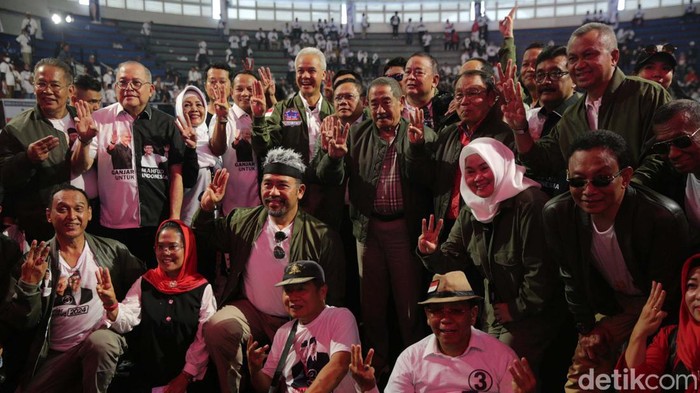Ribuan Pensiunan PNS Dukung Ganjar-Mahfud Ganjar Pranowo bertemu 10 ribu pensiunan ASN, termasuk TNI, Polri, guru, dan mantan karyawan Pemprov/Kabupaten/Kota. Pertemuan itu berlangsung di Surabaya, Sabtu (13/1).