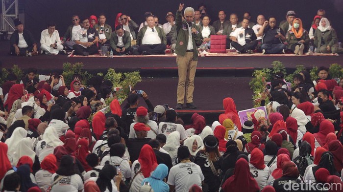 Ganjar Pranowo bertemu 10 ribu pensiunan ASN, termasuk  TNI, Polri, guru, dan mantan karyawan Pemprov/Kabupaten/Kota. Pertemuan itu berlangsung di Surabaya, Sabtu (13/1).