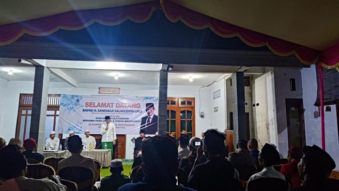 Sandiaga Uno saat menyambangi Pondok Pesantren Al-Imaratul Mustaqimah di Banyuwangi.