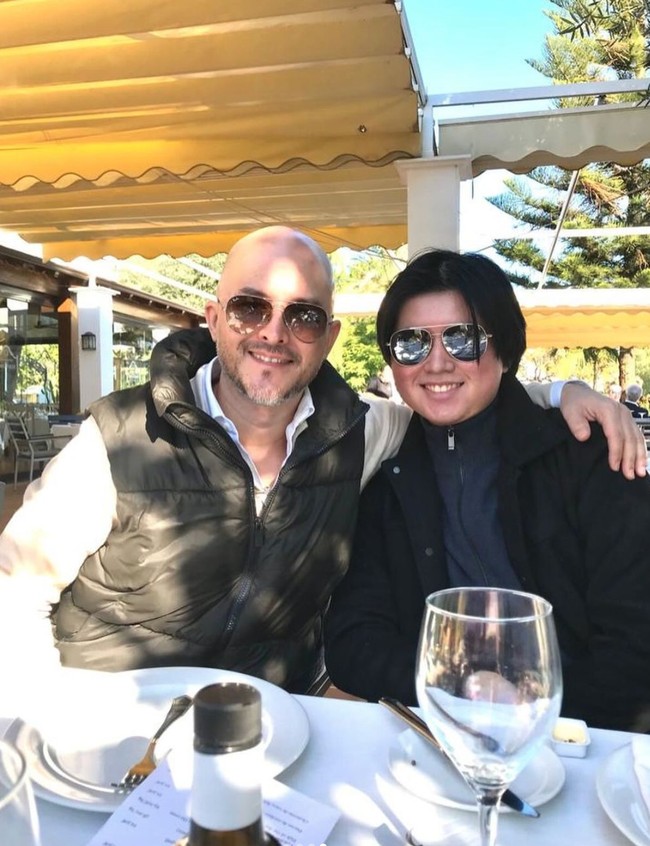 Sean diketahui merupakan anak dari Olla Ramlan dengan suami pertamanya, Alex Tian. Alex sendiri merupakan keturunan Belanda-Tiongkok. Punya darah blasteran, tak heran jika wajah Sean pun terlihat kebule-bulean. Foto: Instagram/@ollaramlan