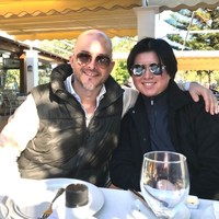 Sean diketahui merupakan anak dari Olla Ramlan dengan suami pertamanya, Alex Tian. Alex sendiri merupakan keturunan Belanda-Tiongkok. Punya darah blasteran, tak heran jika wajah Sean pun terlihat kebule-bulean. Foto: Instagram/@ollaramlan