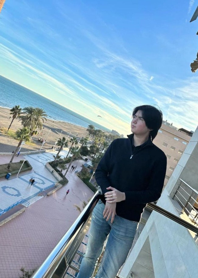 Lahir pada 6 Juni 2005, tahun ini Sean akan berusia 19 tahun. Banyak netizen yang menyebut jika anak Olla itu memiliki kemiripan dengan aktor Hollywood, Tom Cruise. Foto: Instagram/@ollaramlan