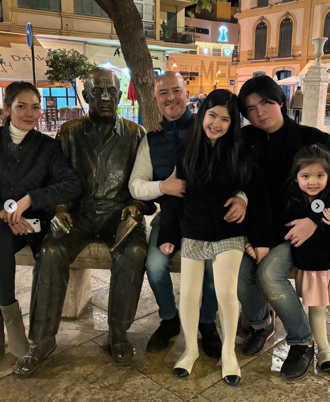 Dalam foto-foto terbaru yang dibagikan diketahui bahwa Sean melewati Tahun Baru 2024 di Spanyol bersama keluarga ayahnya. Ia juga terlihat cukup dekat dengan adik-adik tirinya. Foto: Instagram/@seanmikaelalexander