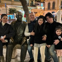 Dalam foto-foto terbaru yang dibagikan diketahui bahwa Sean melewati Tahun Baru 2024 di Spanyol bersama keluarga ayahnya. Ia juga terlihat cukup dekat dengan adik-adik tirinya. Foto: Instagram/@seanmikaelalexander