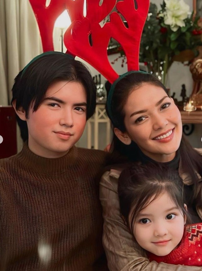 Tak hanya dengan adik tiri, Sean juga dekat dengan ibu sambungnya, Melina Tian. Melina juga terlihat menyayangi Sean seperti layaknya anak sendiri. Foto: Instagram/@seanmikaelalexander