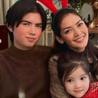 Tak hanya dengan adik tiri, Sean juga dekat dengan ibu sambungnya, Melina Tian. Melina juga terlihat menyayangi Sean seperti layaknya anak sendiri. Foto: Instagram/@seanmikaelalexander