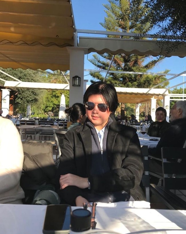 Putra pertama Olla Ramlan, Sean Michael Alexander, kini sudah semakin besar. Punya paras yang kian tampan, penampilan Sean pun berhasil mencuri atensi kala fotonya dibagikan Olla ke akun Instagram pribadinya. Foto: Instagram/@ollaramlan