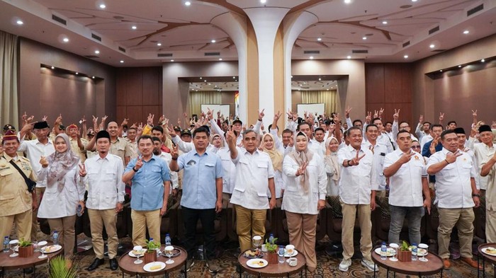 Sekjen Partai Gerindra Ahmad Muzani menghadiri konsolidasi ratusan kader Gerindra Kabupaten Karawang, Sabtu (13/1/2024).