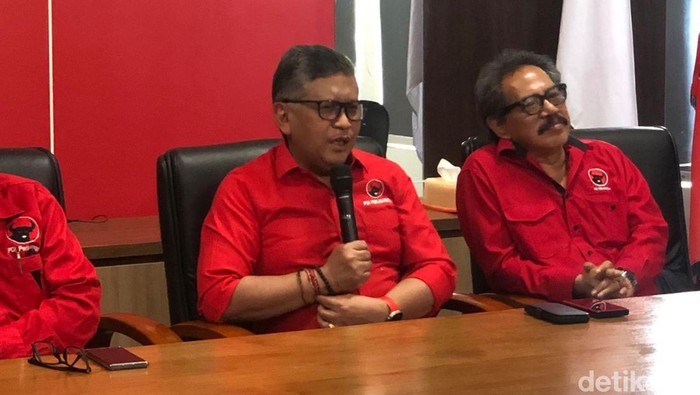 Sekjen PDI Perjuangan Hasto Kristiyanto usai memimpin rapat konsolidasi kader PDIP se-DIY di kantor DPD PDIP DIY, Kota Jogja, Sabtu (13/1/2024).