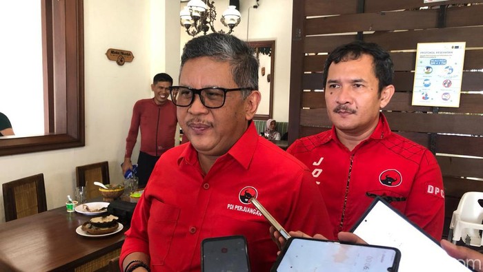 Sekjen PDIP Hasto Kristiyanto di kantor DPD PDIP DIY, Kota Jogja, Sabtu (13/1/2024).