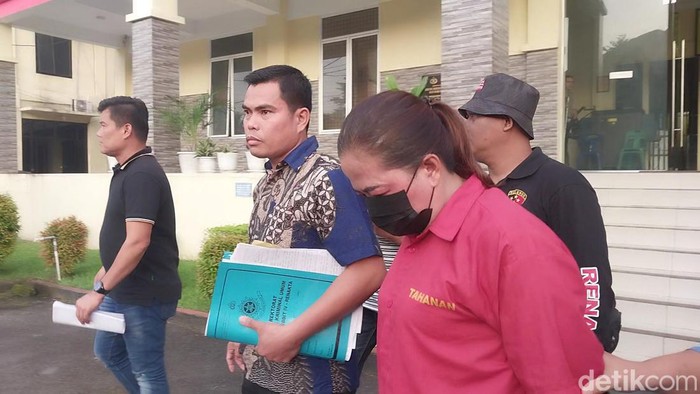 Seorang emak-emak di Kabupaten Langkat (Sumut) inisial W (45) ditangkap karena menyelundupkan PMI ilegal ke Malaysia. (Goklas Wisely/detikSumut)