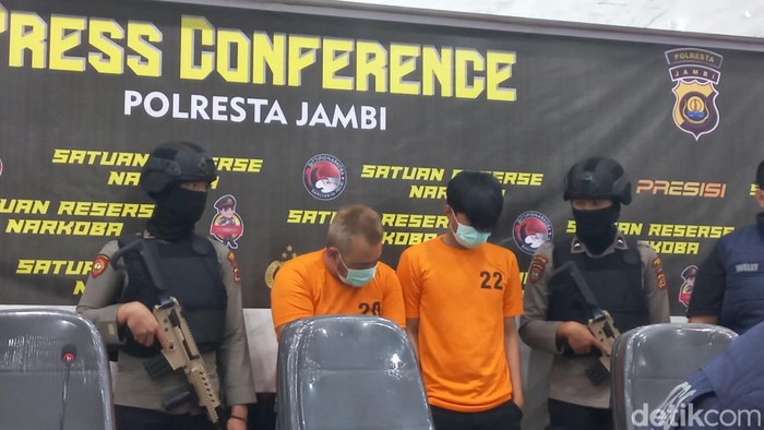 Sipir lapas di Jambi, Afif (kanan) ditangkap polisi atas kasus membawa sabu 52 kg.