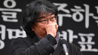 Bong Joon Ho tak kuasa menahan emosinya saat menghadiri konferensi pers. (Foto: AFP/JUNG YEON-JE)
