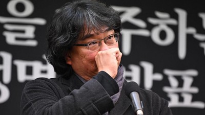 Wajah Sedih Bong Joon Ho Desak Investigasi Kematian Lee Sun Kyun