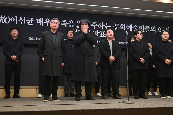 SKOREA-FILM-SUICIDE-CRIME Film director Bong Joon-ho reacts during a press conference on the death of South Korean actor Lee Sun-kyun in Seoul on January 12, 2024. Oscar-winning