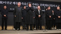 Bong Joon Ho bersama Solidaritas Budaya dan Seniman menggelar konferensi pers di Korea Press Center, Seoul, pada Jumat (12/1/2024). (Foto: AFP/JUNG YEON-JE)
