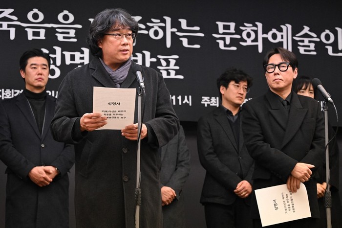 SKOREA-FILM-SUICIDE-CRIME Film director Bong Joon-ho reacts during a press conference on the death of South Korean actor Lee Sun-kyun in Seoul on January 12, 2024. Oscar-winning