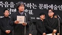 Dalam Solidaritas Budaya dan Seniman, Bong Joon Ho didukung oleh sederet figur publik kenamaan Korea Selatan termasuk musisi Yoon Jong Shin, sutradara Lee Won Taek, dan aktor Kim Ui Seong. (Foto: AFP/JUNG YEON-JE)