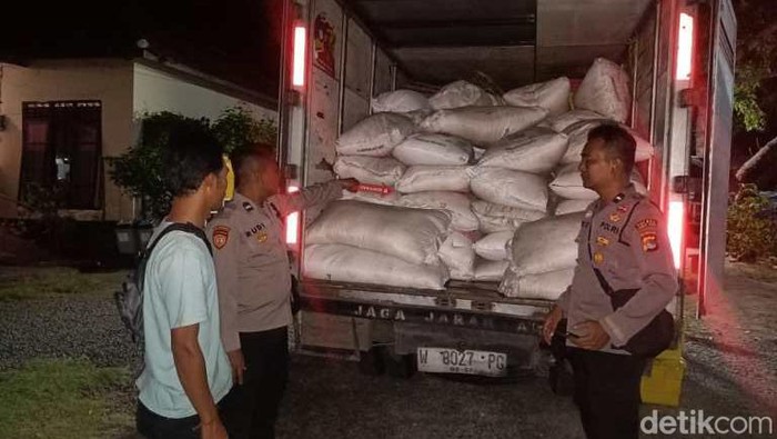 Sopir mobil boks Alfamart diamankan bawa 100 karung pupuk subsidi di Lombok Timur.