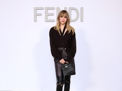 Kapok Ditolak Rumah Mode, Suki Waterhouse Wajib Cukur Bulu Kaki Jelang Show