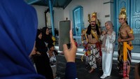 Wisatawan berfoto dengan penari wayang orang seusai parade prajurit di halaman Keraton Kasunanan Surakarta Hadiningrat Solo, Jawa Tengah, Sabtu (13/1/2024).