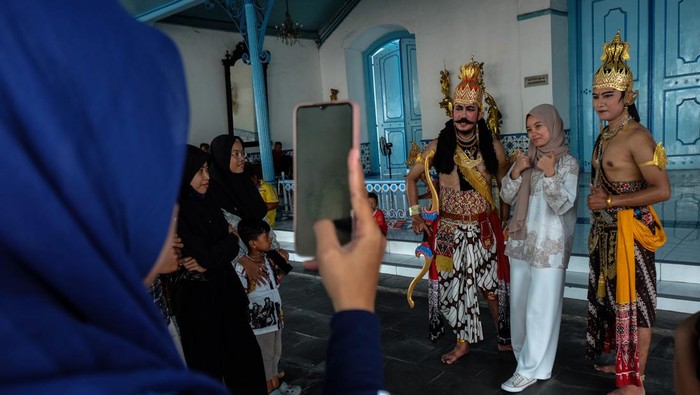Wisatawan asing mengabadikan parade prajurit Keraton Kasunanan Surakarta Hadiningrat di halaman keraton setempat, Solo, Jawa Tengah, Sabtu (13/1/2024). Dinas Kebudayaan dan Pariwisata Kota Solo menargetkan jumlah kunjungan wisatawan nusantara sebanyak 1.498.850 orang dan wisatawan mancanegara sebanyak 5.192 orang pada tahun 2024.ANTARAFOTO/Maulana Surya/nym.