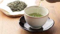 Untuk minuman, teh hijau adalah favorit orang Jepang. Teh hijau mengandung katekin, senyawa kimia dengan sifat antibakteri yang mampu cegah flu dan meningkatkan imunitas. Foto: Getty Images/iStockphoto