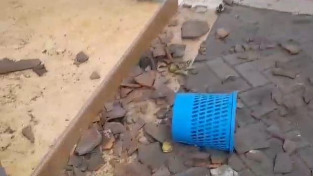 Video warga Sidoarjo teror rumah tetangga dengan lempar batu dan genting sedang viral. Video tersebut dibagikan pemilik akun TikTok @nananajun.