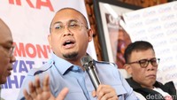 Selain itu para jubir juga melakukan adu data dalam diskusi ini.