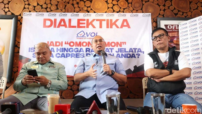 Tiga Jubir Capres Saling Sanggah dalam Diskusi Dialektika Tiga jubir pasangan Capres-Cawapres hadir dalam diskusi dialektika di Jakarta. Mereka saling sanggah membahas debat capres beberapa waktu lalu.