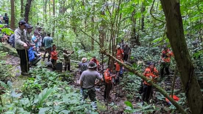 Tim Basarnas Manado melakukan pencarian korban hilang di hutan pinus Lahondeng, Tomohon, Sulut.
