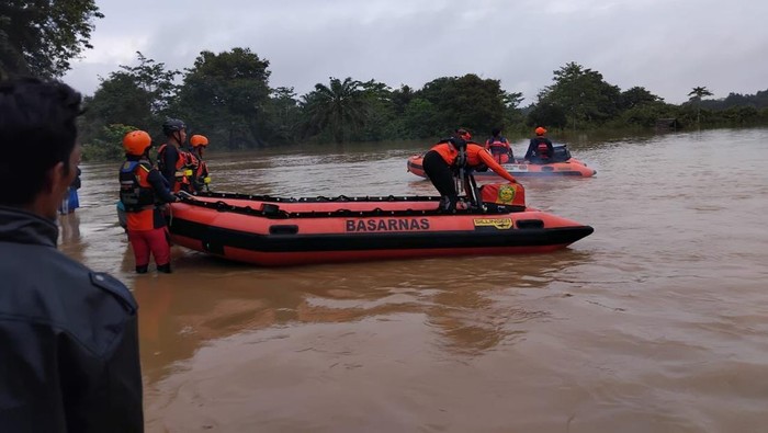 Tim SAR melakukan pencarian Siswanto, yang terseret arus saat berenang di Sungai Batanghari.