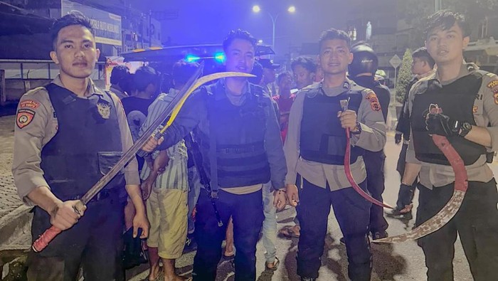Tim Serigala Kota Polresta Jambi melakukan patroli malam dan mengamankan dua pemuda yang kedapatan bawa celurit.