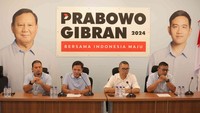 Wakil Ketua TKN Prabowo-Gibran, Habiburokhman bersama Wakil Komandan Alpha (Teritorial) TKN Prabowo-Gibran, Fritz Edward Siregar dan Anggota Tim Hukum dan Advokasi TKN Prabowo-Gibran Ali Lubis saat menggelar konferansı pers di Media Center TKN, Jakarta, Sabtu (13/1/2024).