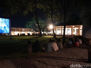 Kala Anak Muda Menikmati Sensasi Tontonan Layar Tancap di Lokananta