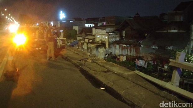 truk terjun dari tol nyemplung ke bozem morokrembangan