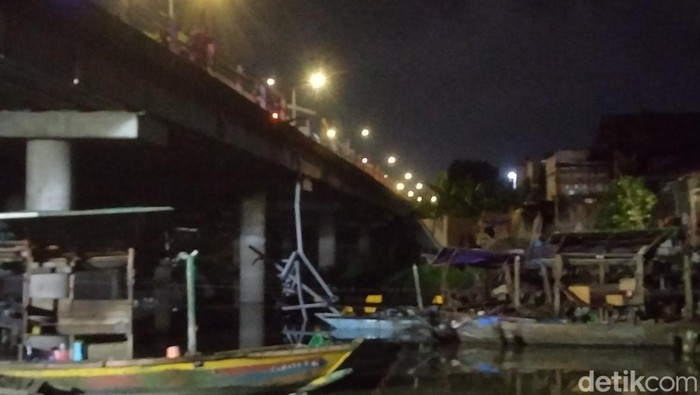 truk terjun dari tol nyemplung ke bozem morokrembangan