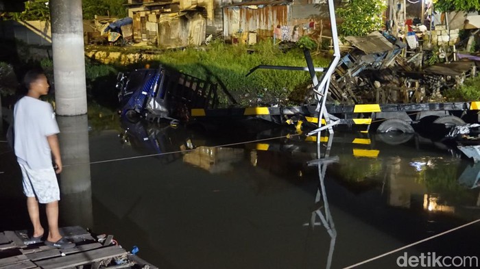 truk trailer terjun dari tol Perak nyemplung ke Bozem Morokrembangan