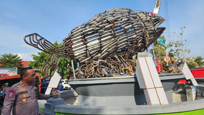 Tugu ikan bandeng di Pati yang dibuat dari knalpot brong. Foto diunggah Sabtu (13/1/2024).