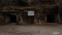 Situs Goa Jepang Sentonorejo berada di Dusun Blambangan, Kelurahan Jogotirto, Kecamatan Berbah, Sleman.